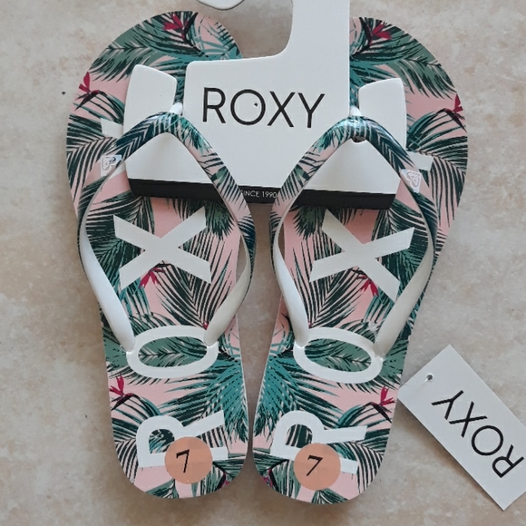 Roxy tropical print flip flop sandals